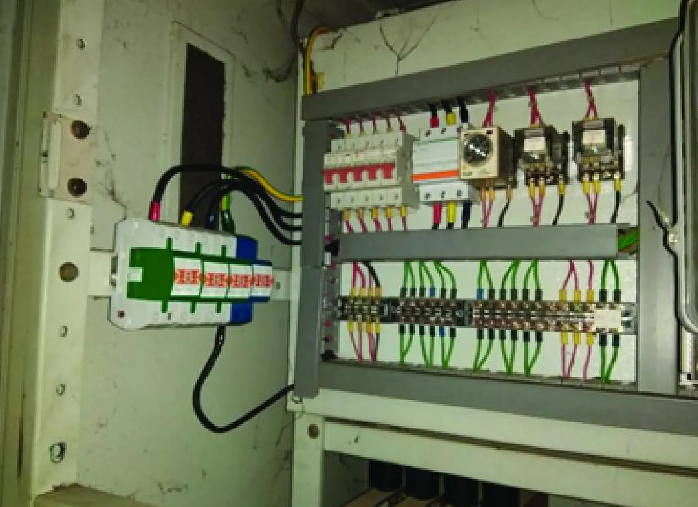 Wiring panel kontrol elektrikal dengan kontaktor dan terminal