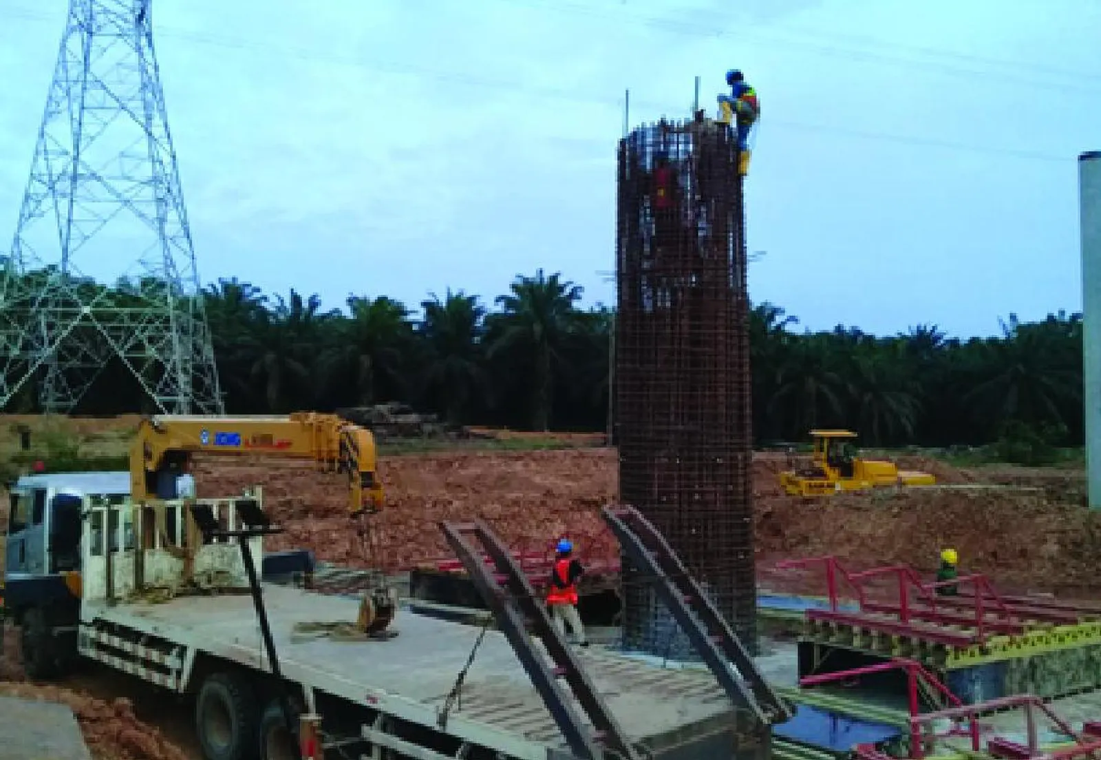 Pembesian kolom struktur dengan crane di lokasi proyek