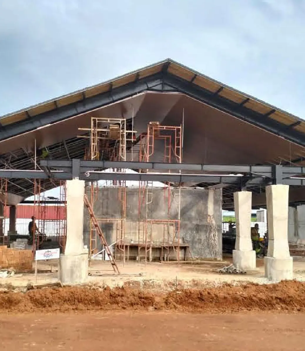 Pembangunan bangunan rest area jalan tol dengan rangka atap baja dan scaffolding